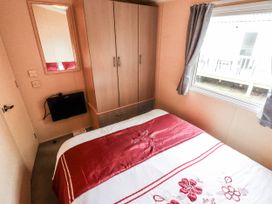 A bedroom with a bed and wardrobe at 31 Castle View, Lincoln