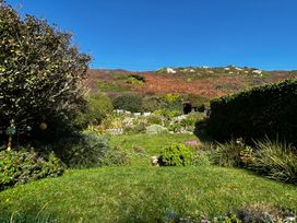 A garden with plants and hedges at 1 Rowes Cottages Porthgwarra