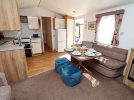 A kitchen with a dining area at 21 Poplar Avenue, Felixstowe, Suffolk
