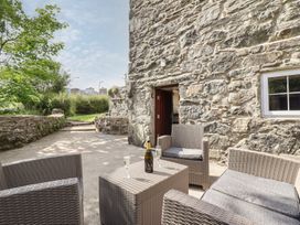 An outdoor seating area with chairs and a table at Brondderwen