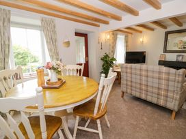 A dining room with a table and chairs at Brondderwen in Blaenau Ffestiniog