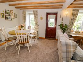 A dining room with a table and chairs at Brondderwen in Blaenau Ffestiniog