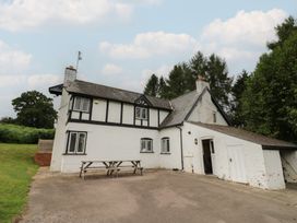 A house with outdoor area and table at Hillside Cottage