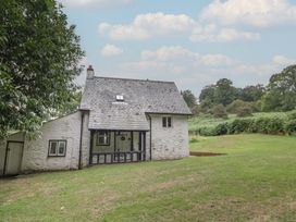 A house with a front porch and yard at Hillside Cottage 