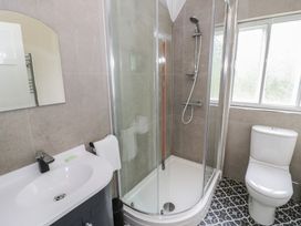 A bathroom featuring a shower, toilet, and sink at Hillside Cottage