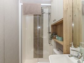 A bathroom with shower, sink and toilet at Maple Lodge Teigngrace near Kingsteignton