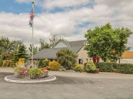 A building with a flag and landscaped area at Maple Lodge Teigngrace near Kingsteignton