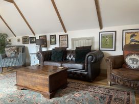 A living room with a brown sofa and coffee table at Queensbury Loft in Par