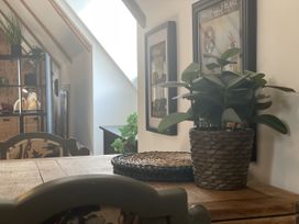 A dining room with a plant on a table at Queensbury Loft in Par