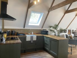A kitchen with countertop and appliances at Queensbury Loft in Par