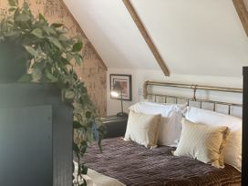 A bedroom with a bed and a lamp at Queensbury Loft in Par