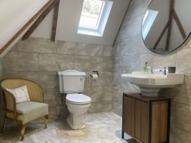 A bathroom with a toilet and washbasin at Queensbury Loft in Par
