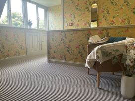 A living room with a couch and a book at Queensbury Loft in Par