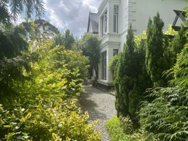 A garden with a pathway and greenery at Queensbury Loft in Par