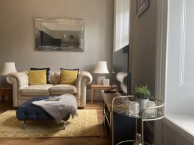 A living room with a sofa and coffee table at DeCressy Apartment in Par