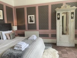 A bedroom with a bed and wardrobe at DeCressy Apartment in Par