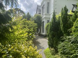 A garden with a path and various plants at DeCressy Apartment in Par