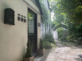 An entrance with a door and mailbox at DeCressy Apartment in Par