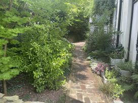 A pathway lined with plants at DeCressy Apartment in Par