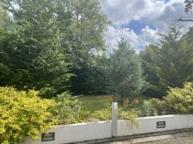 A garden with trees and flowerbed at DeCressy Apartment in Par