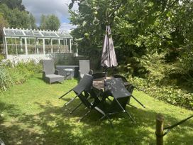 A garden with chairs and a table at DeCressy Apartment in Par