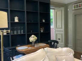 A dining room with a table and chairs at Garden Apartment in Par
