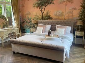 A bedroom with a bed and dressing table at Garden Apartment in Par