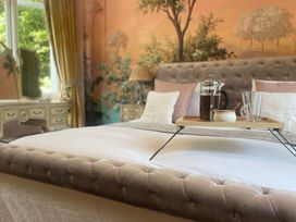 A bedroom with a bed and a coffee tray at Garden Apartment in Par