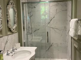 A bathroom with a sink and shower at Garden Apartment in Par