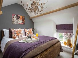 A bedroom with bed and decorative pillows at Lavender Cottage (Stow-on-the-Wold) Cheltenham