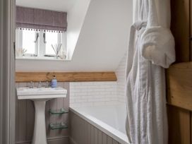 A bathroom with a sink and bathtub at Lavender Cottage (Stow-on-the-Wold) Cheltenham