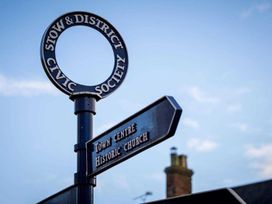 A sign pointing to Town Centre and Historic Church at Lavender Cottage (Stow-on-the-Wold) Cheltenham