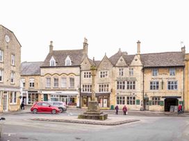 A square with buildings and a statue at Lavender Cottage (Stow-on-the-Wold) Cheltenham