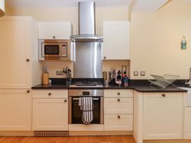 A kitchen with appliances and countertop at The Porthole in Newton Ferrers