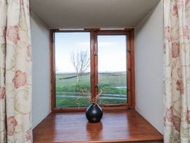 A window with a vase on the sill at Wheelhouse Cottage in Sneatonthorpe near Whitby