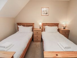 A bedroom with two single beds at Wheelhouse Cottage in Sneatonthorpe near Whitby