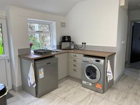A kitchen with a washing machine and dishwasher at Hafod Y Graig in Morfa Bychan