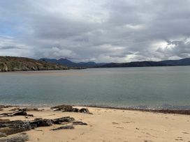 A beach with rocks and water at Hafod Y Graig Morfa Bychan