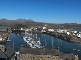 A view of a marina with boats and houses at Hafod Y Graig Morfa Bychan
