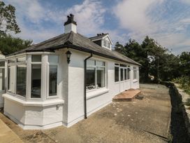 An exterior view of a cottage with windows and a roof at Seaview Hafod Y Graig, Morfa Bychan