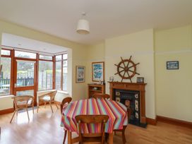 A dining room with a table and chairs at Glen Avon in Seahouses