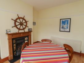 A dining room with a table and chairs at Glen Avon in Seahouses