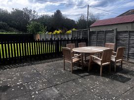 A garden with a table and chairs at Glen Avon in Seahouses