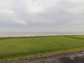 An outdoor view of the sea and grass at Glen Avon in Seahouses