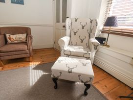 A living room with furniture at Greenfingers in Whitby