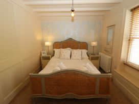 A bedroom with a bed and bedside tables at Greenfingers in Whitby