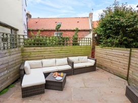 A garden with a sofa and table at Greenfingers in Whitby