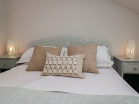 A bedroom with a bed and decorative pillows at Wansfell Nook Ambleside