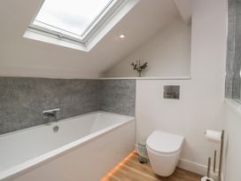 A bathroom with a bathtub and toilet at Wansfell Nook in Ambleside