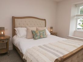 A bedroom with a bed and bedside tables at Wansfell Nook in Ambleside